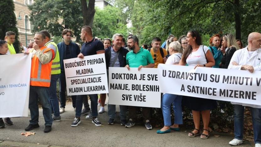 Bosna Hersek’te sağlık emekçileri maaşlarına zam talebiyle gösteri düzenledi