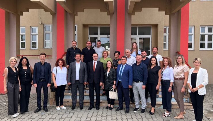 Türkiye’nin Priştine Büyükelçisi Angılı, Mamuşa’daki okulları ziyaret etti