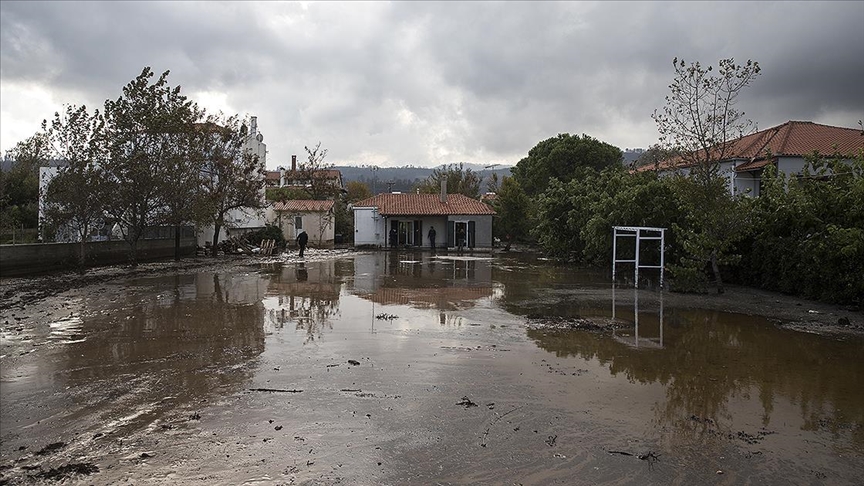 Yunanistan’da kötü hava koşulları nedeniyle su baskınları yaşanıyor