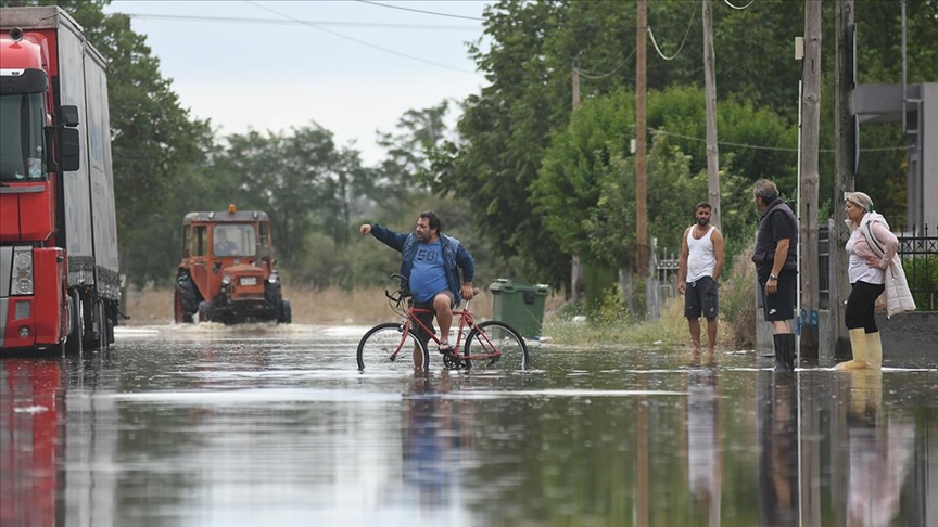 Yunanistan’daki sel felaketinin sağlık açısından tehdit oluşturduğu bildirildi