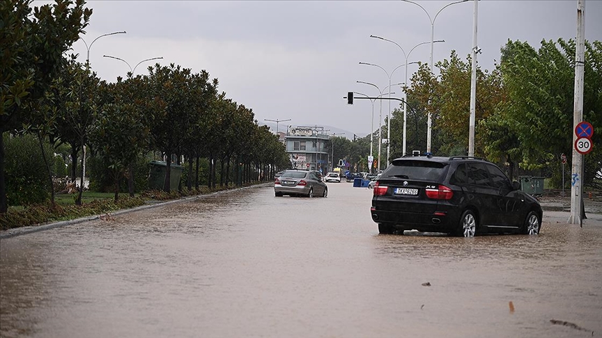 Yunanistan’da bazı bölgelerde kötü hava koşulları nedeniyle sokağa çıkmama uyarısı yapıldı