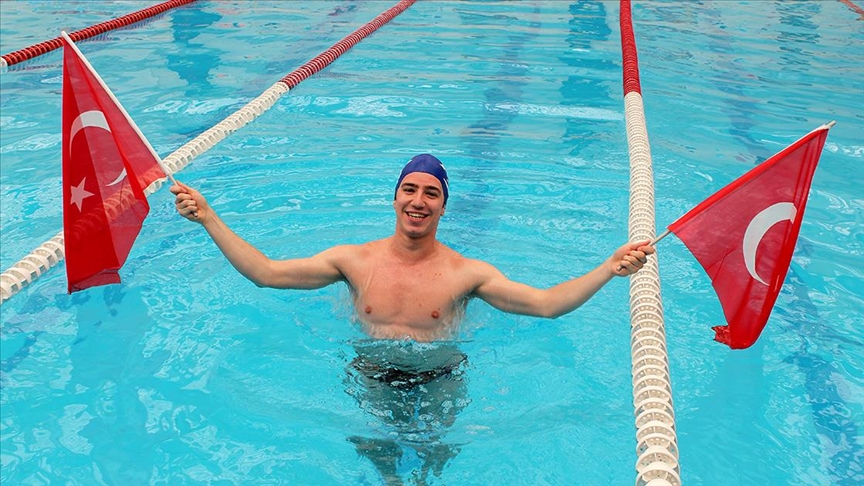 Milli yüzücü Derin Toparlak, Sırbistan’da altın madalya kazandı