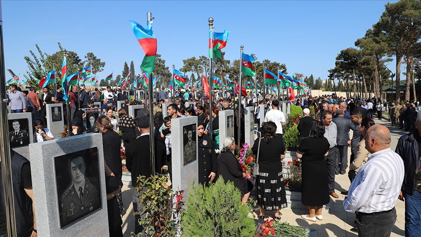 Azerbaycan’da 2. Karabağ Savaşı’nın yıl dönümünde şehitler anıldı