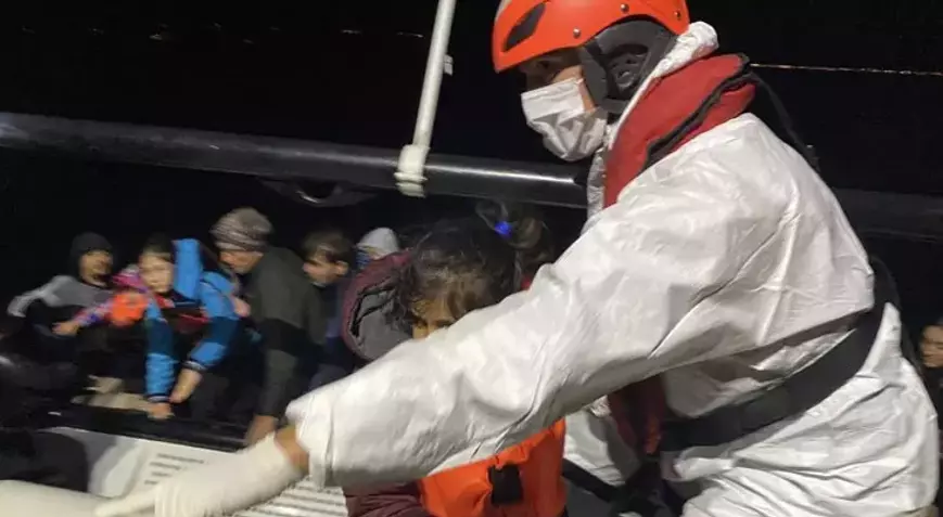 Yunanistan’ın ölüme terk ettiği 35 kaçak göçmen kurtarıldı