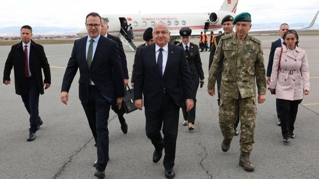 Bakan Güler Kosova’da Türk Temsil Heyet Başkanlığını ziyaret etti
