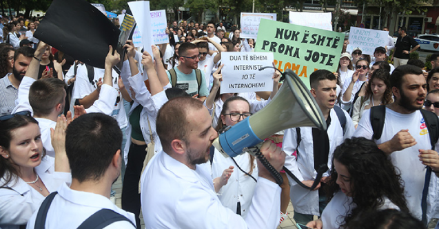 Arnavutluk’ta tıp öğrencilerinin protestosu sürüyor