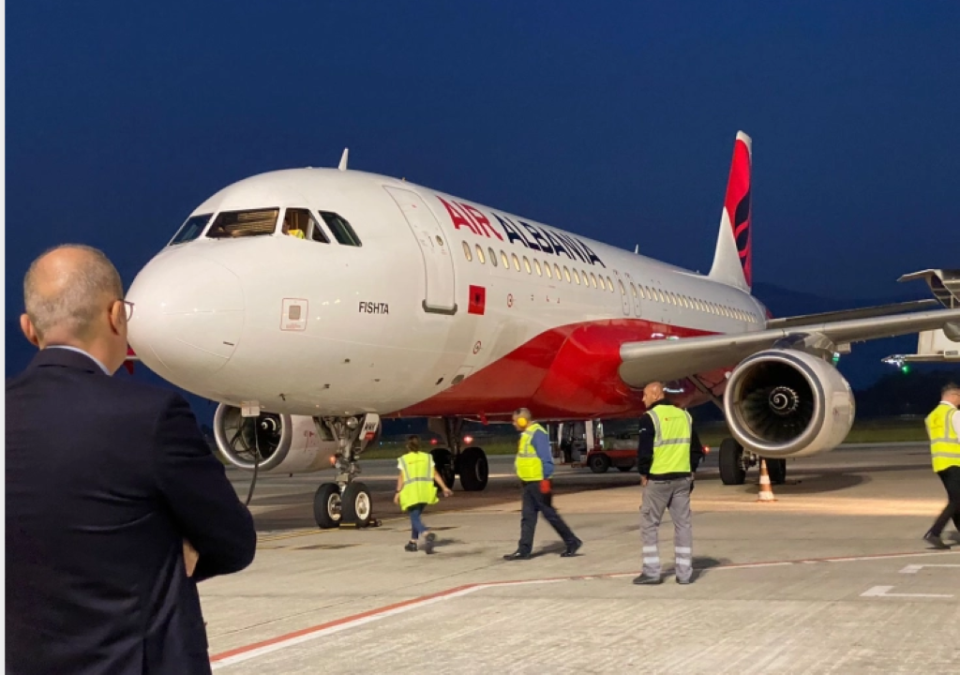 40 Arnavutluk, Makedonya ve Kosova vatandaşı İsrail’den özel bir uçakla Tiran’a geldi