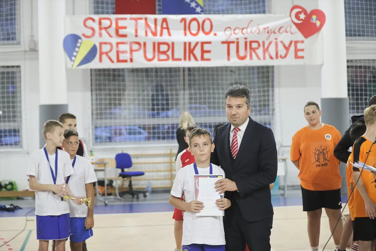 Bosna Hersek’te, Cumhuriyet’in 100. yılı etkinliklerinde spor müsabakasını kazanan öğrencilere ödül