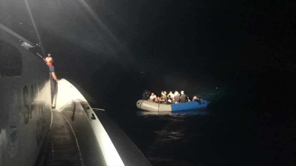 İzmir’de Yunanistan unsurlarınca Türk kara sularına itilen 54 düzensiz göçmen kurtarıldı