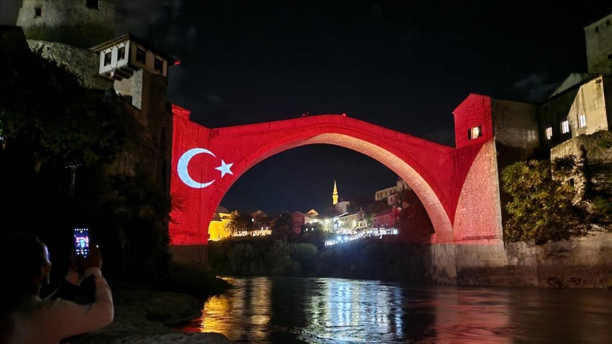 Cumhuriyet’in 100. yılında tarihi Mostar Köprüsü Türk bayrağının renklerine büründü