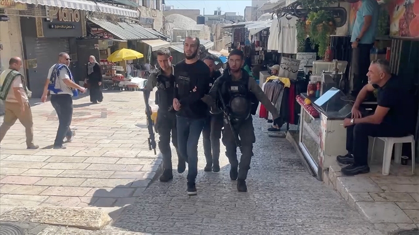İsrail polisi, Mescid-i Aksa’ya girişine izin vermediği Filistinlilere müdahale etti