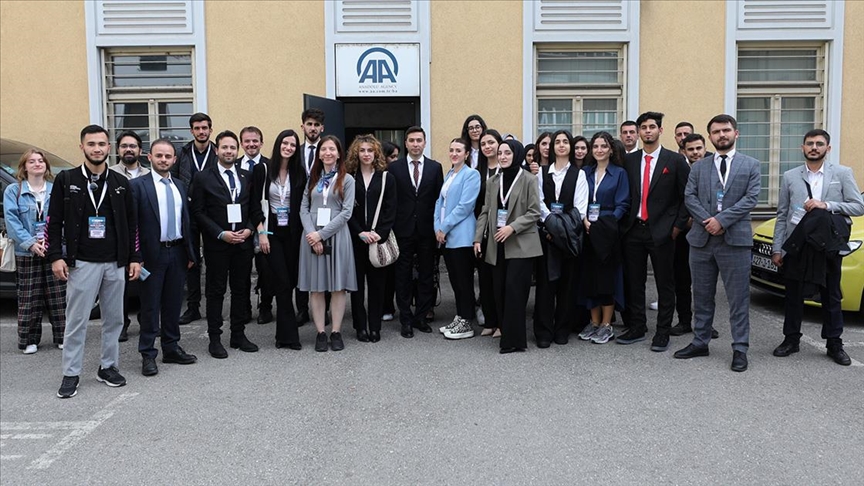 Bosna Hersek’te RTÜK çalıştayına katılan uluslararası öğrenciler kültür alışverişinde bulunuyor