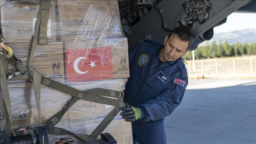 Gazzeli siviller için Türkiye’nin insani yardımlarını taşıyan üçüncü uçak Mısır’a indi