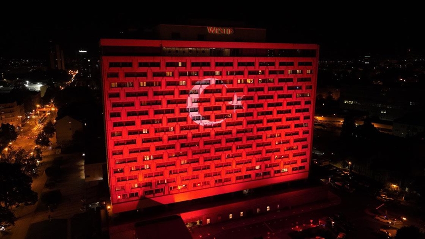 Zagreb’deki yüksek bina Türk bayrağı renkleriyle aydınlatıldı