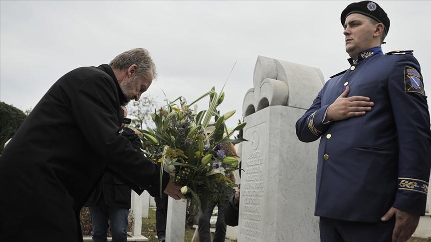Bosna Hersek’in ilk Cumhurbaşkanı İzetbegoviç, ölümünün 20. yılında kabri başında anıldı