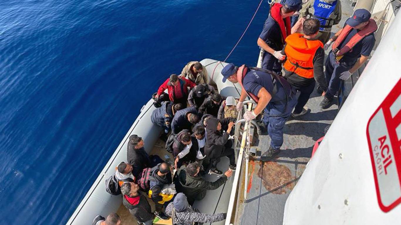 Yunanistan’ın geri sürdüğü 110 düzensiz göçmen Datça’da kurtarıldı