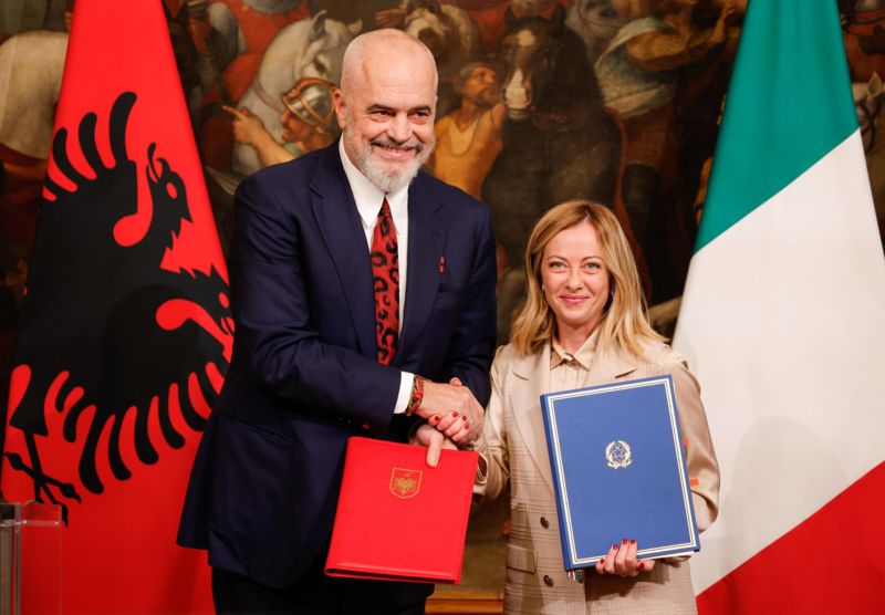 İtalya, Arnavutluk’a göç merkezleri kuracak
