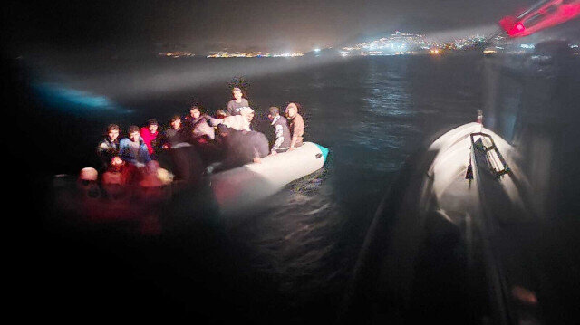 Yunanistan unsurlarınca Türk karasularına itilen 87 düzensiz göçmen karaya çıkarıldı