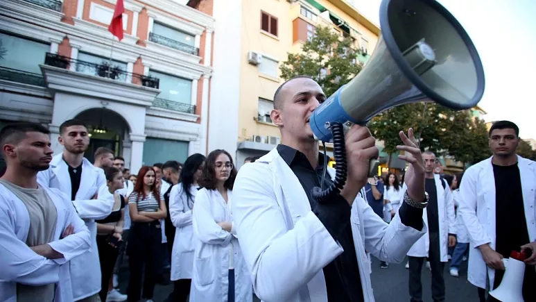 Arnavutluk: Genç doktorların ‘kaçışını’ engellemek için çıkarılan yasa protesto ediliyor