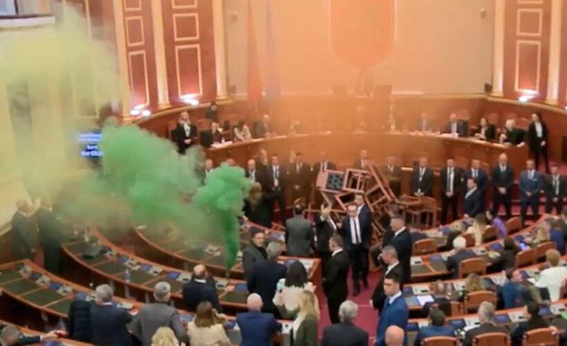 Arnavutluk Meclisi’ndeki bütçe görümelerinde sis bombası atıldı