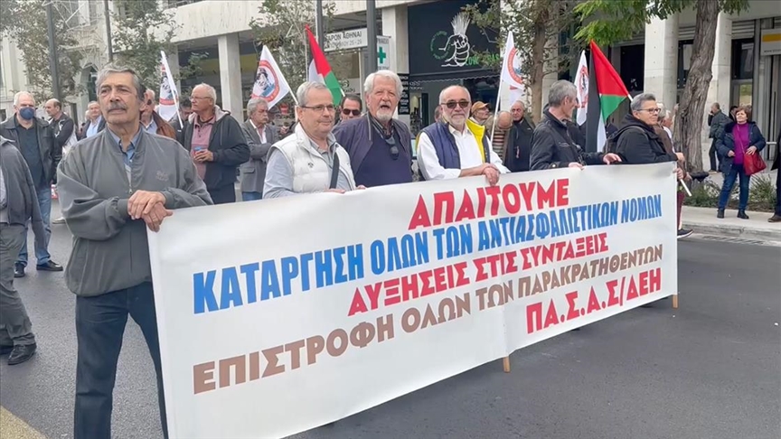 Yunanistan’da emekliler maaş zammı istedikleri eylemde Filistin’e destek mesajı verdi