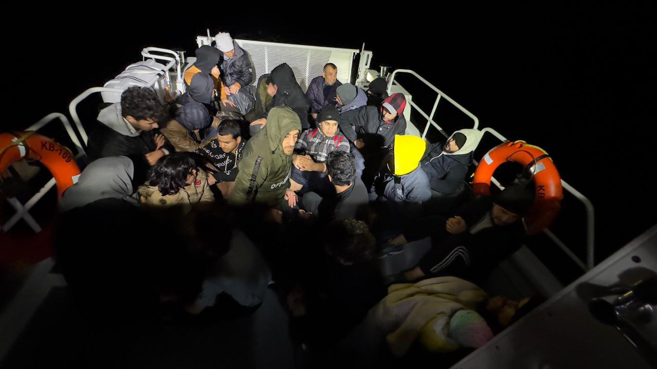 Yunanistan unsurlarınca Türk kara sularına itilen 30 düzensiz göçmen kurtarıldı