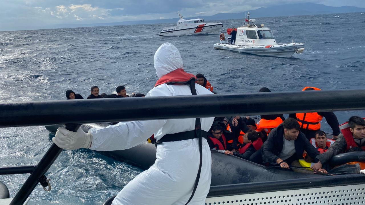 Yunanistan’ın ölüme terk ettiği 45 düzensiz göçmen kurtarıldı