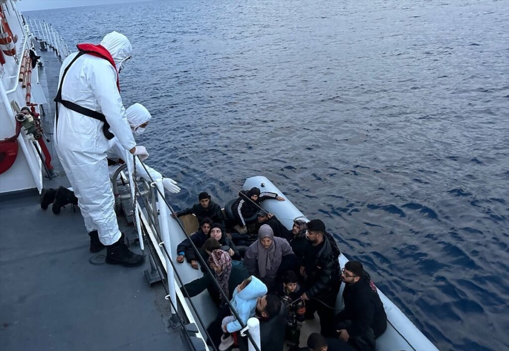İzmir’de Yunanistan unsurlarınca geri itilen 57 göçmen kurtarıldı