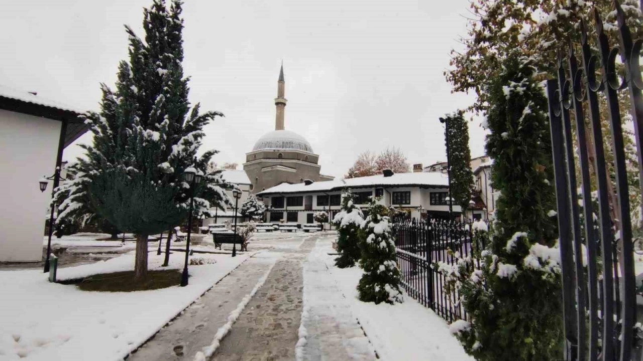 Kosova’da kar yağışı kartpostallık görüntüler oluşturdu