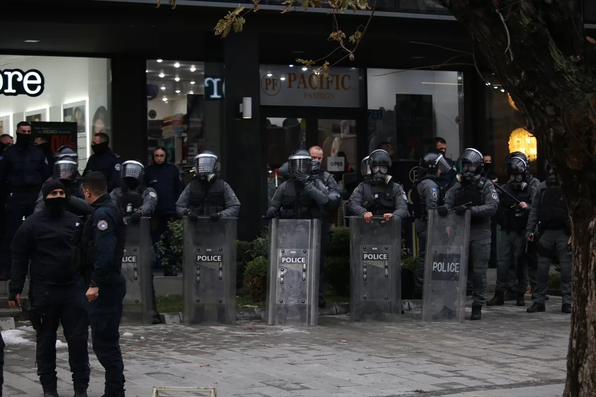 Kosova’daki savaş suçlarını soruşturan mahkeme başkanının Priştine’ye gelişi protesto edildi