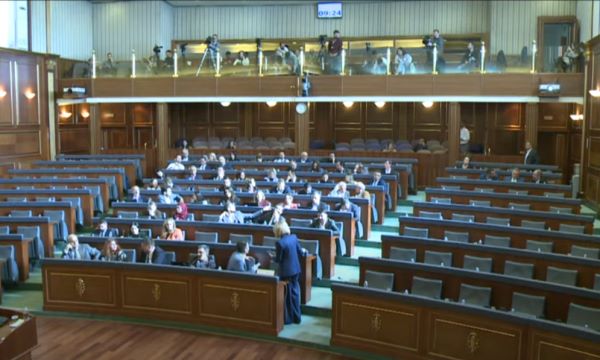 Kosova’da muhalefet meclis oturumunu terk etti