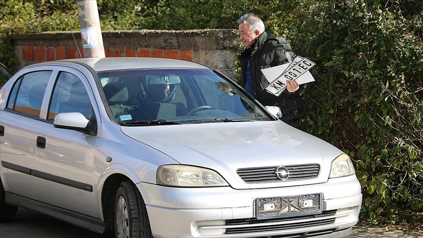 Kosova’nın kuzeyinde yaklaşık 1500 Sırp, “Kosova Cumhuriyeti” araç plakası aldı