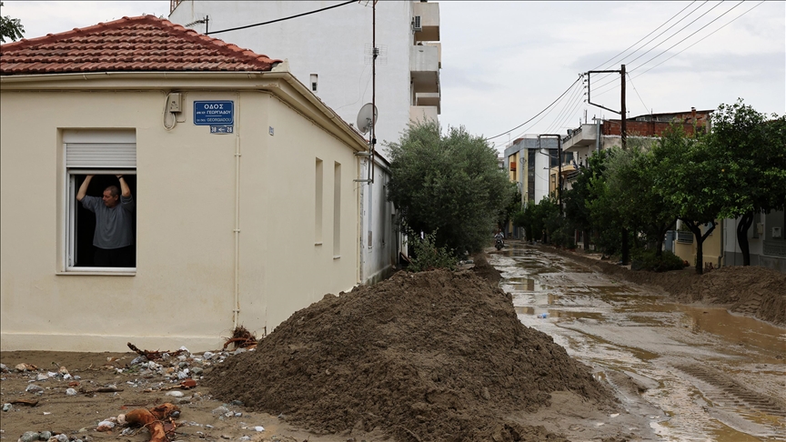 Yunanistan’da sel tehlikesi nedeniyle bazı yerleşim birimleri boşaltıldı