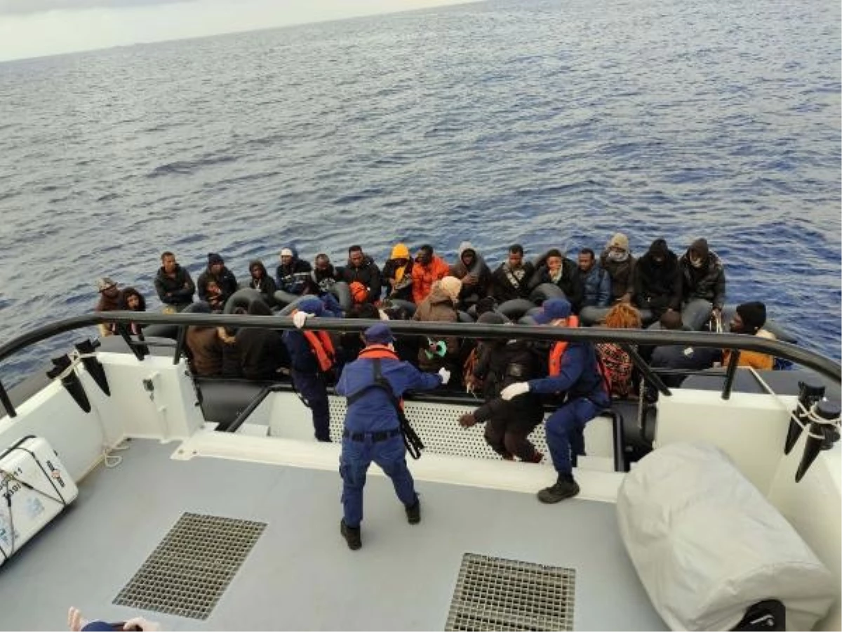 Yunanistan unsurlarınca geri itilen 77 kaçak göçmen kurtarıldı