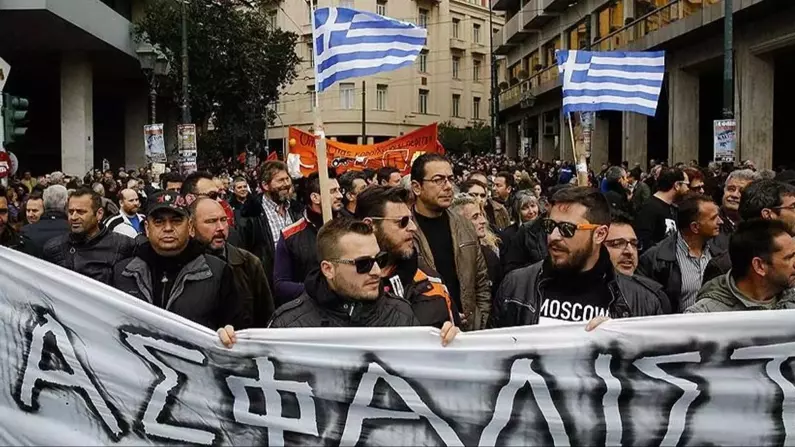 Yunanistan’da serbest meslek çalışanları yeni vergi yasasını protesto etti