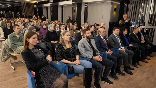 Sırbistan’da Türkçe öğrenen öğrenciler “Türkçe Şiir Gecesi” düzenledi
