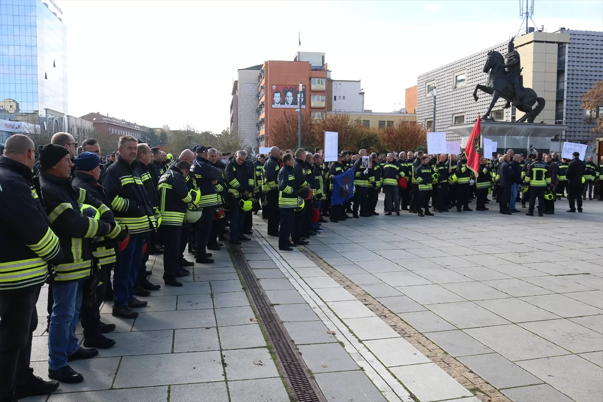 Kosova’da itfaiye çalışanları gösteri düzenledi