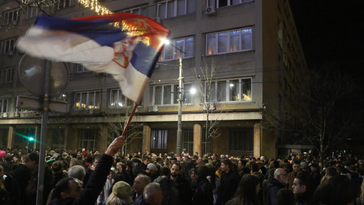 Sırbistan’da muhalefetin seçim sonuçlarına yönelik protestoları sürüyor