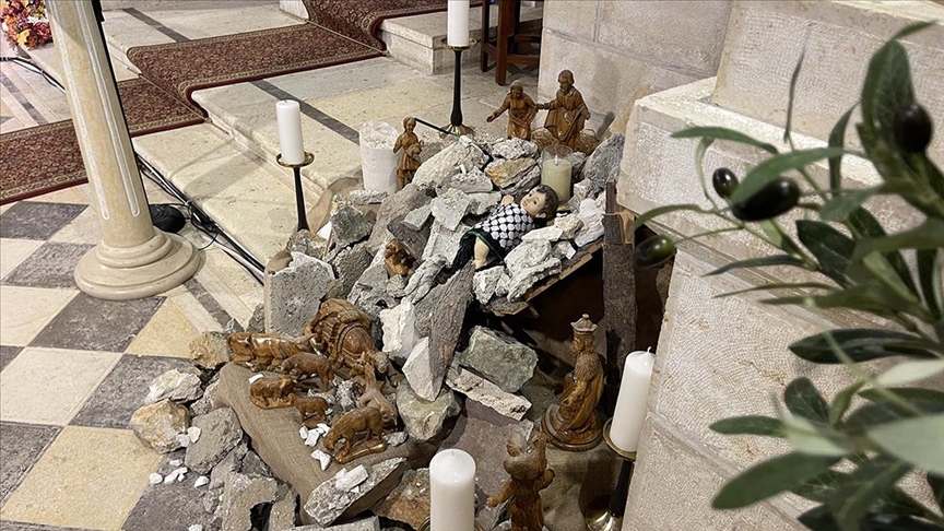 Filistin’de bir kilise Gazze’deki saldırılar nedeniyle bu seneki Noel ağacını “enkazdan” yaptı