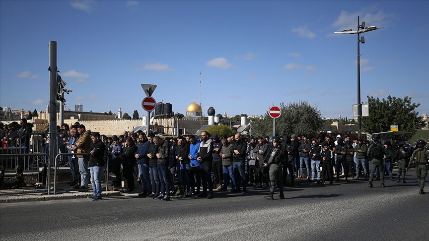 İsrail güçleri, Filistinlilerin cuma namazını Mescid-i Aksa’da kılmasına yine engel oldu