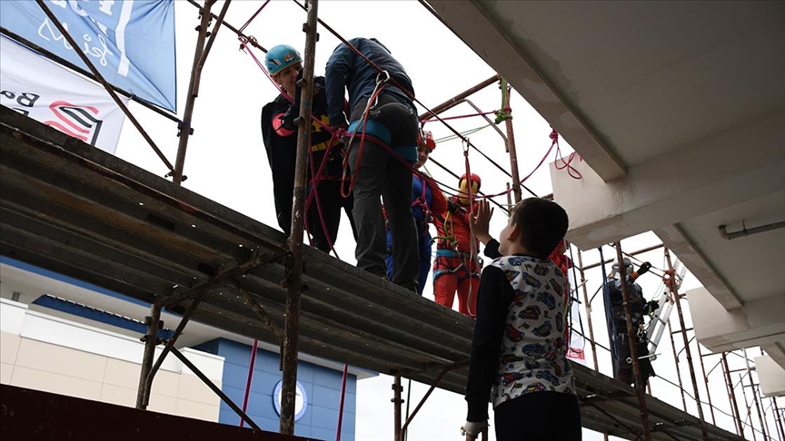 Kosova’da “süper kahramanlar” kliniğin çatısından halatla inerek çocuklara hediyeler dağıttı