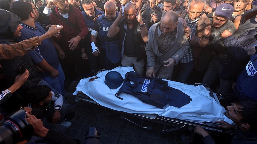 İsrail’in Gazze’deki saldırısında ölen Al Jazeera kameramanı, son yolculuğuna uğurlandı