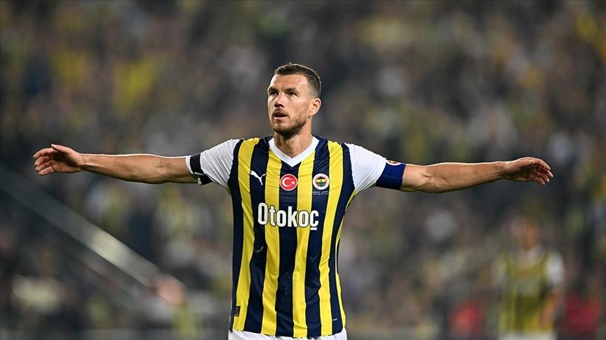 Fenerbahçe’nin Bosna Hersekli futbolcusu Dzeko’nun sağ ayak arka adalesinde zorlanma tespit edildi