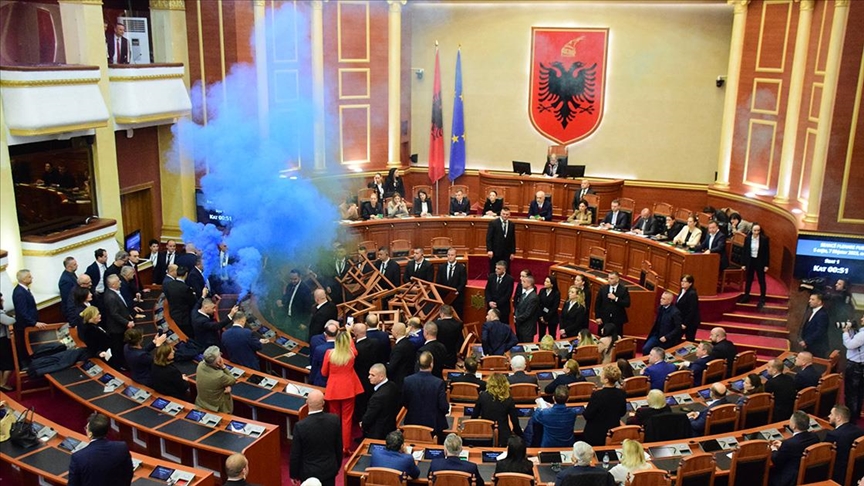 Arnavutluk Meclisi’nde bütçe görüşmeleri sırasında yine gerginlik yaşandı