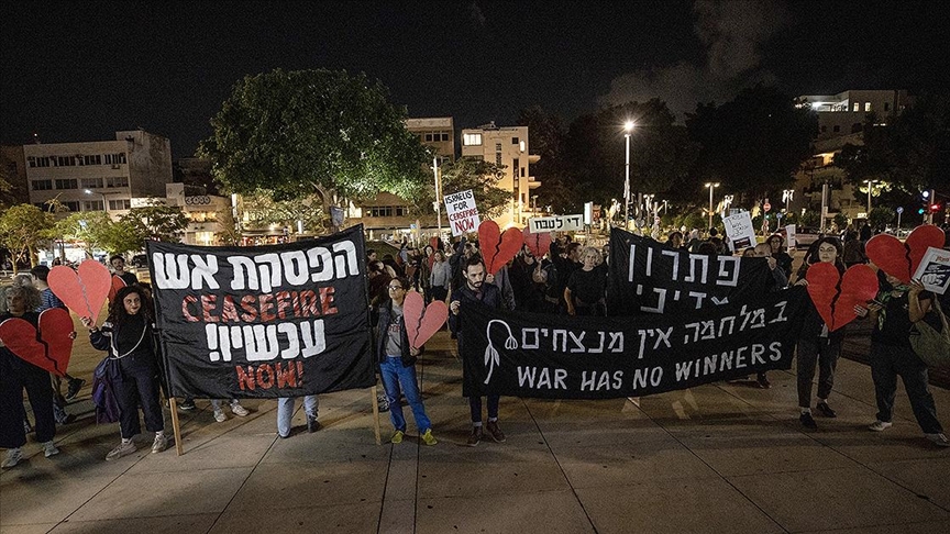 Gazze’de ateşkes talep eden İsrailli aktivistler Tel Aviv’de gösteri düzenledi