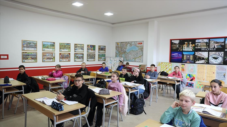 Bosna Hersek’teki 4 bin nüfuslu kasabanın tek okulunda öğrenciler “Türkçe” öğreniyor