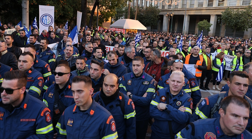 Atina’da polis, itfaiye ve sahil güvenlik personeli eylem yaptı