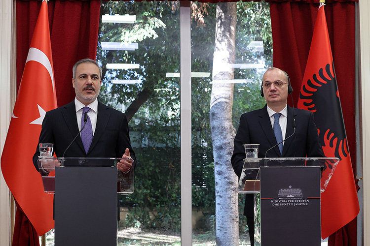 Türkiye ve Arnavutluk Dışişleri Bakanları ortak basın toplantısı düzenledi