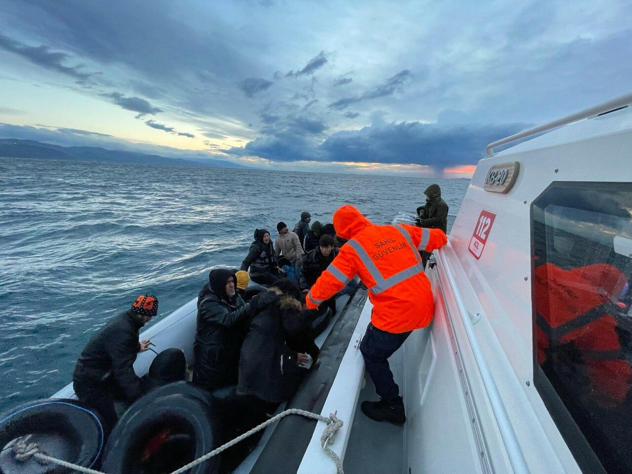 Yunanistan’ın geri ittiği 37 kaçak göçmen kurtarıldı