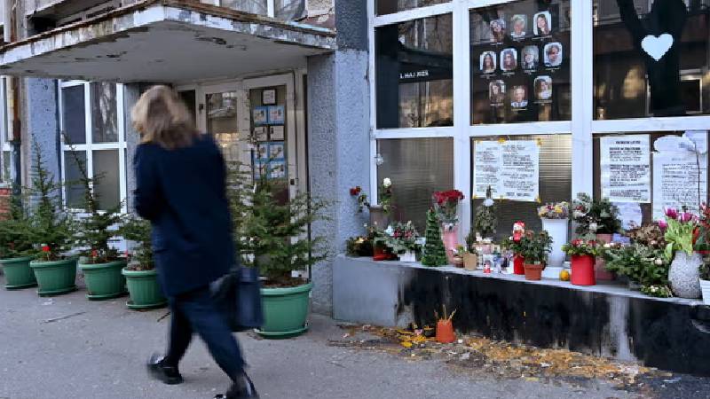 Sırbistan’daki okul saldırısında 10 kişiyi öldürmekle suçlanan çocuğun ebeveynleri yargılanıyor